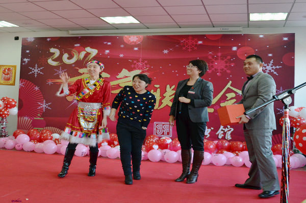 16、图书馆党总支书记姜兰抽取一等奖.JPG