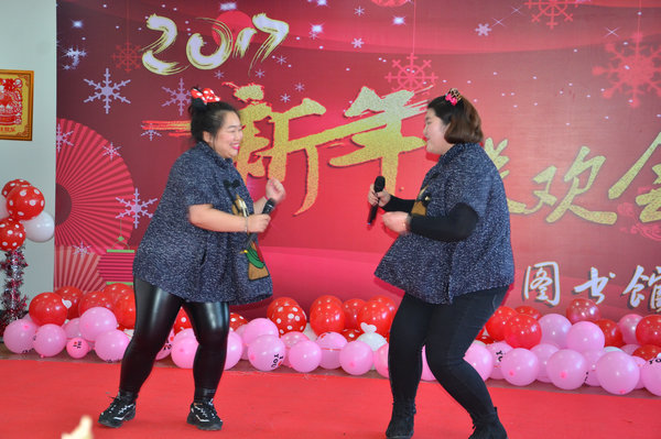 11、流通部表演的歌曲《粉红的回忆》.JPG