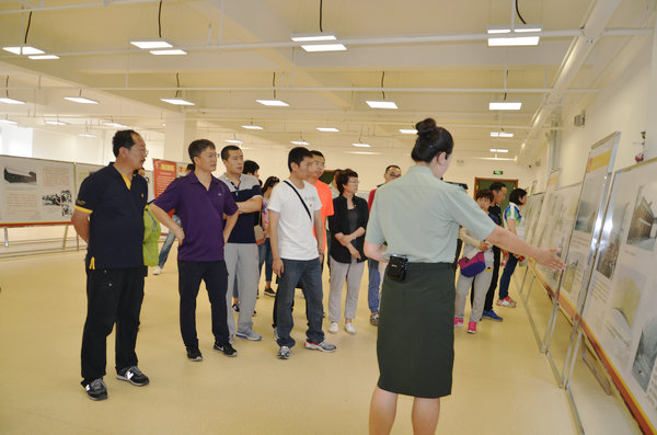 9、业绩馆参观.JPG