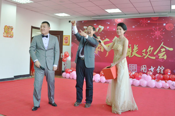 17、图书馆馆长李东风抽取特等奖.JPG