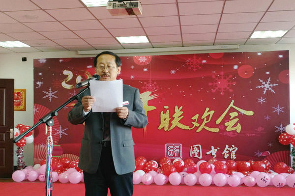 2、图书馆馆长李东风发表新年致辞.jpg